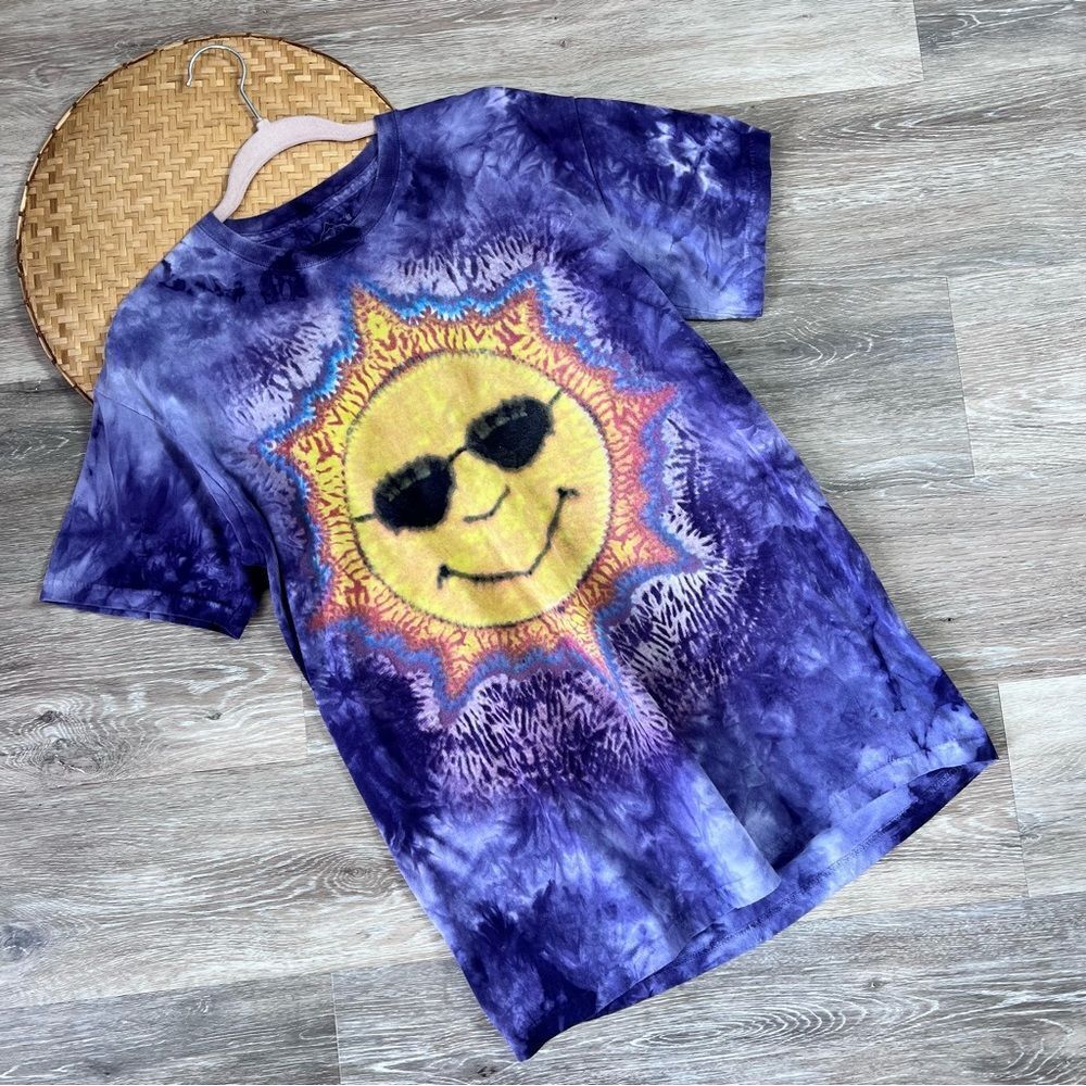The mountain sun smileyāface graphic tee hippie deadā head
